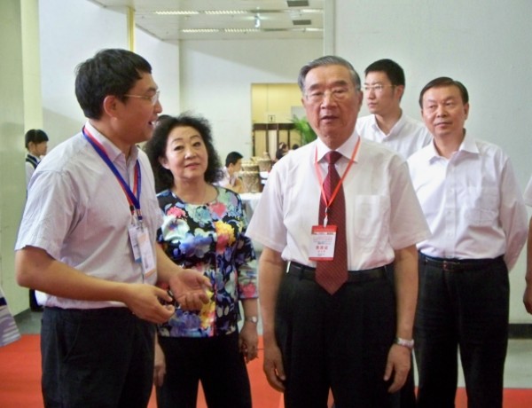 北洋集團(tuán)副總經(jīng)理高明向胡啟立主席、張琪司長介紹北洋產(chǎn)品